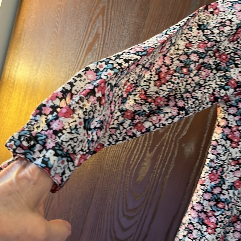Serengeti 3/4 sleeved, v neck floral pattern blouse. Size Medium. - Picture 6 of 10
